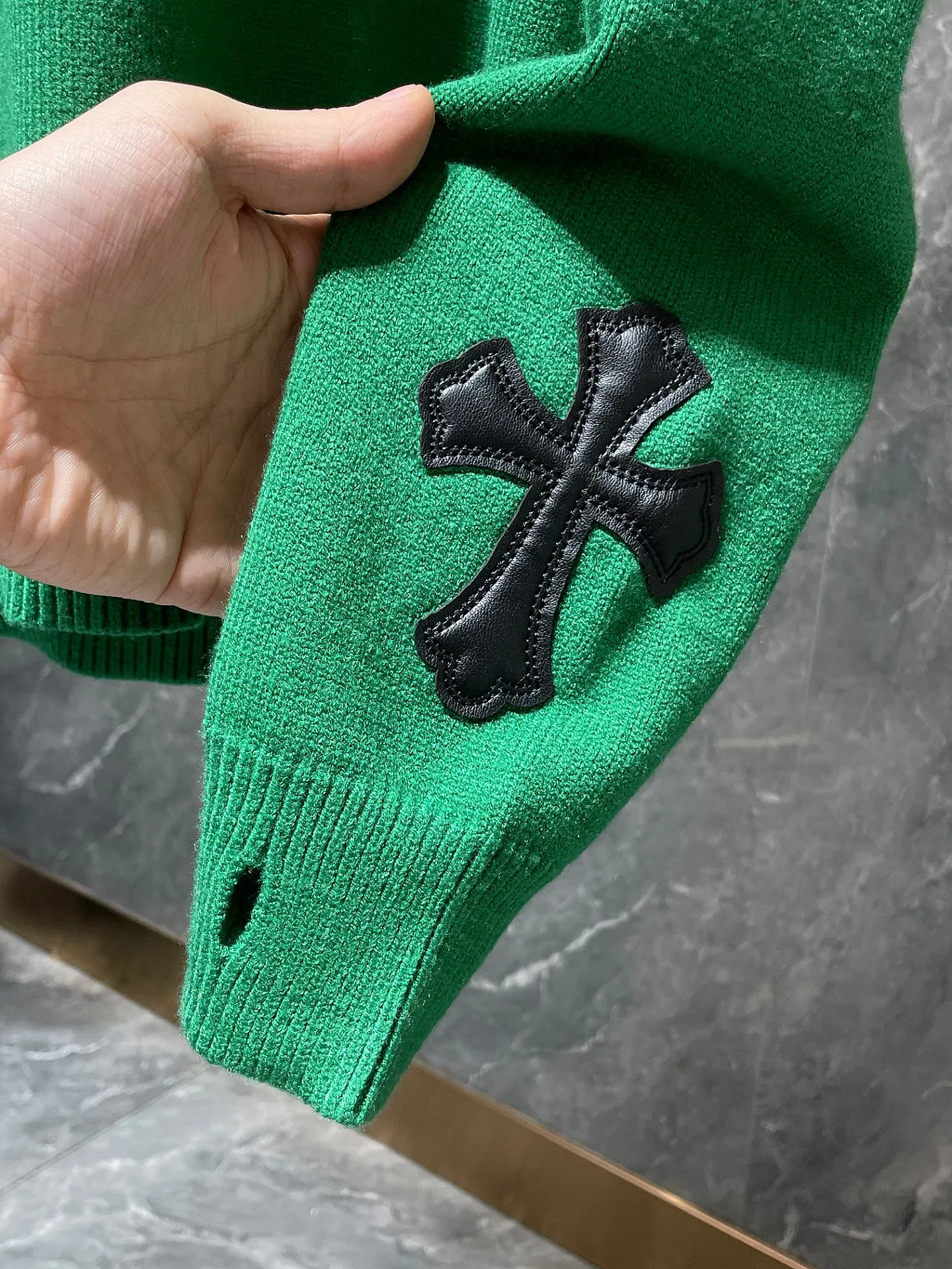 P236 Chrome Hearts 🍁Autumn and winter sweater series🍁 Three-dimensional jacquard on the back ➕ Leather opening process on the cuffs Selected high-quality wool blended knitted fabric Non-common version on the market Recommended colors: black gray white green